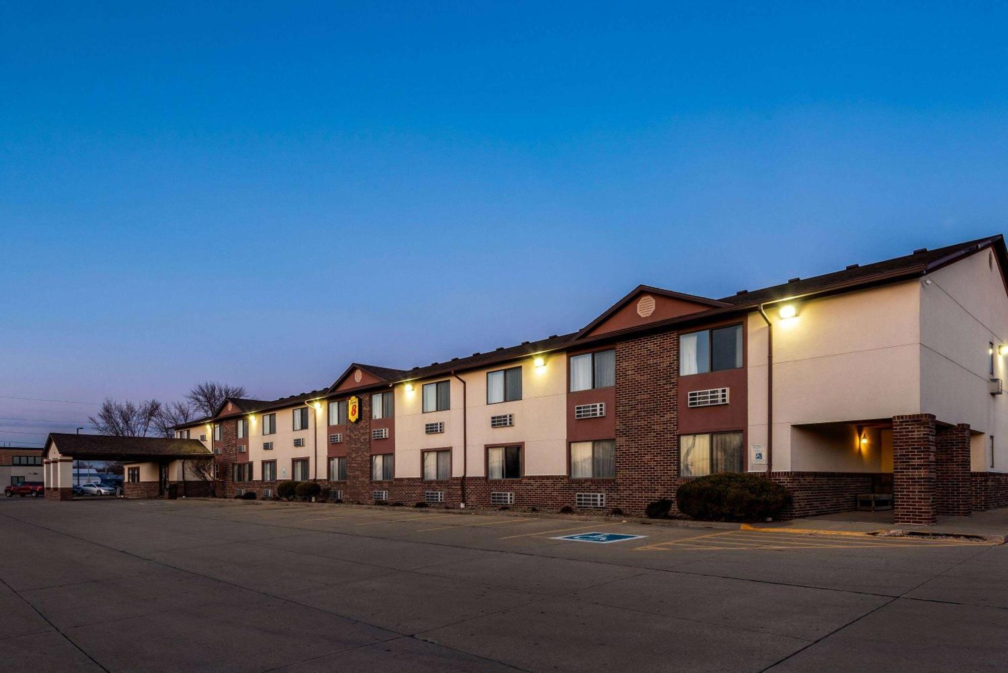 Hotel Super 8 by Wyndham Oelwein Exterior foto
