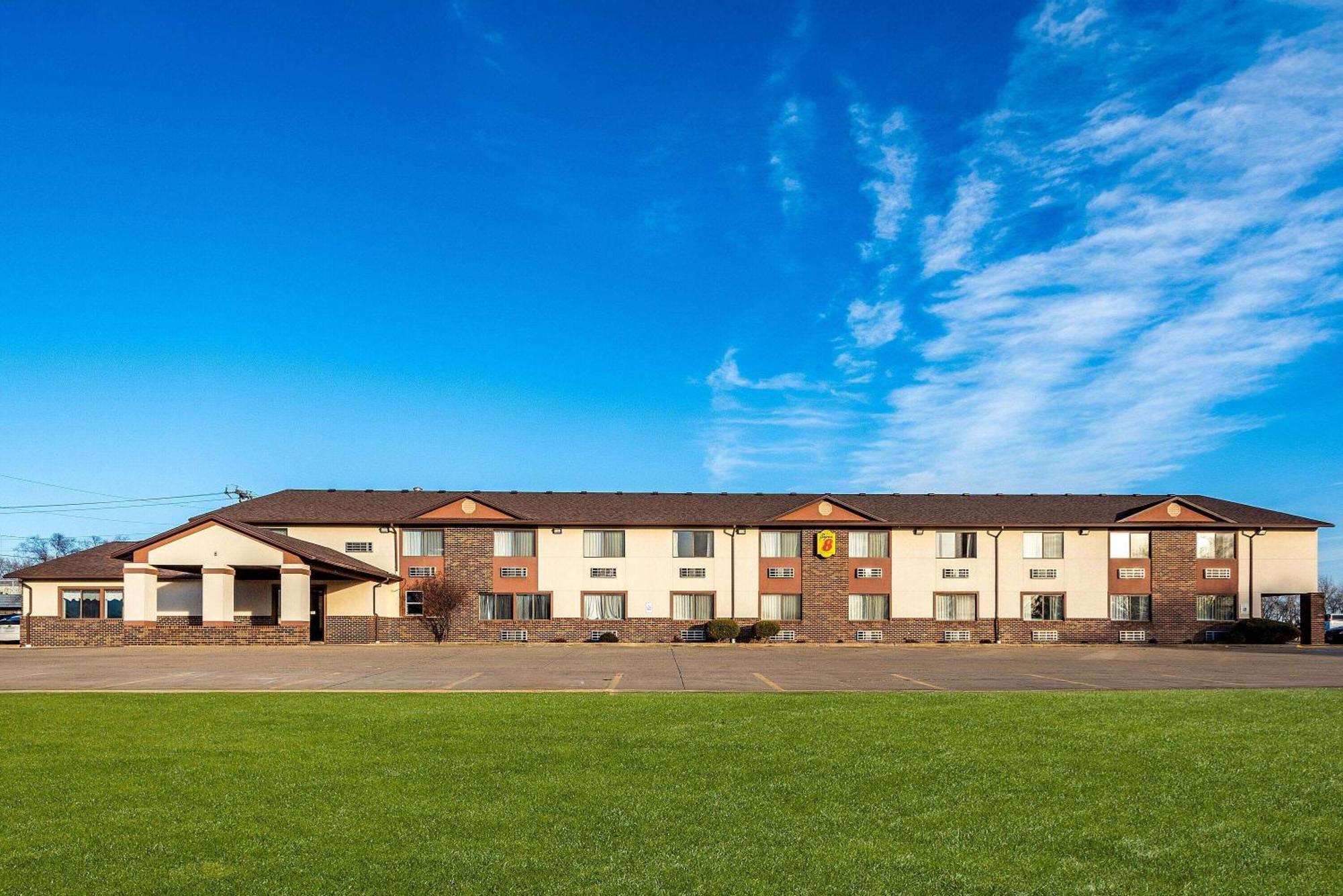 Hotel Super 8 by Wyndham Oelwein Exterior foto