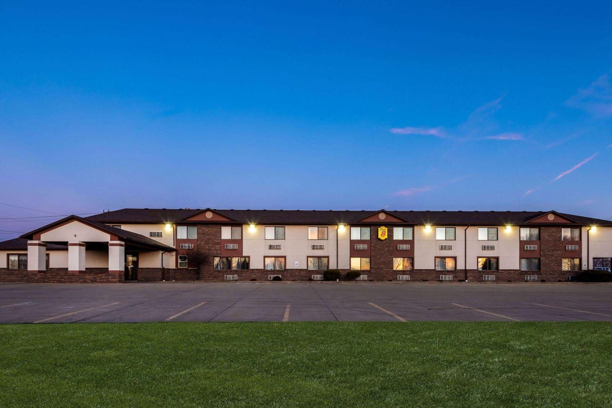 Hotel Super 8 by Wyndham Oelwein Exterior foto